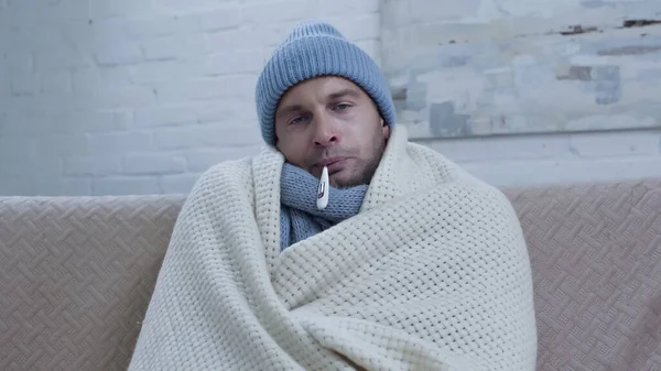 Diseased Man Measuring Temperature While Sitting Couch Warm Beanie Blanket — Stockfoto