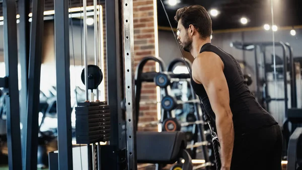 Strong Sportsman Exercising Fitness Machine Sports Center — Stock fotografie