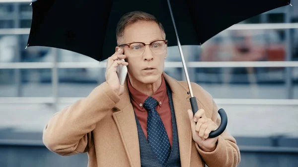 Mature Businessman Talking Cellphone Holding Umbrella Urban Street — Fotografia de Stock