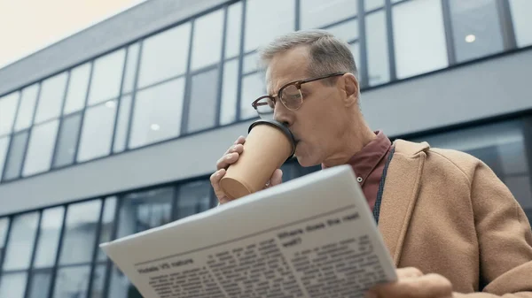 Mature Businessman Drinking Coffee Reading Newspaper Outdoors — Stock Photo, Image