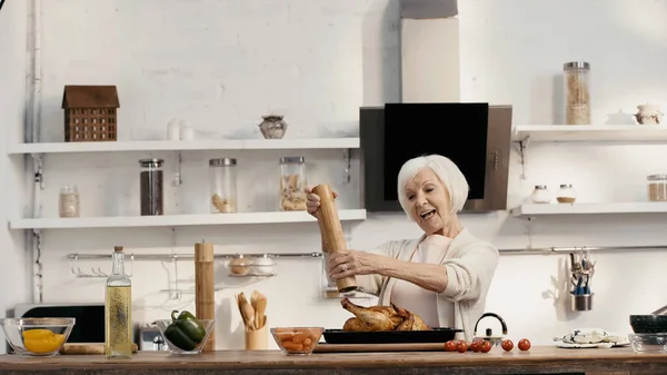 Joyful Senior Woman Seasoning Roasted Turkey Fresh Vegetables Oil Kitchen — Stock Photo, Image