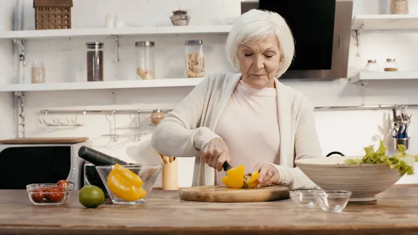 Senior Woman Cutting Bell Pepper Bowls Fresh Vegetables Kitchen — Stock Photo, Image