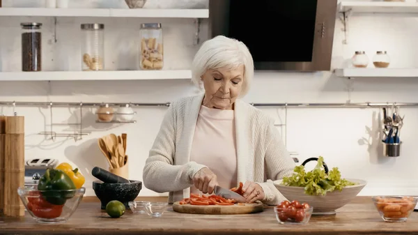 Elderly Woman Preparing Thanksgiving Dinner Cutting Bell Pepper Kitchen — Stock Photo, Image