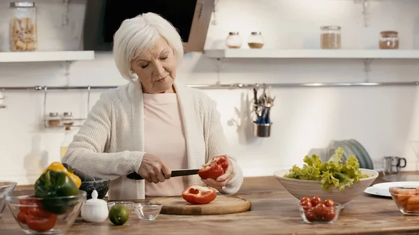 Senior Woman Peeling Bell Pepper While Preparing Thanksgiving Dinner — 图库照片