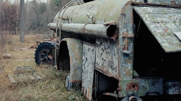 Vehículo Militar Dañado Oxidado Bosque Zona Exclusión Chernóbil —  Fotos de Stock