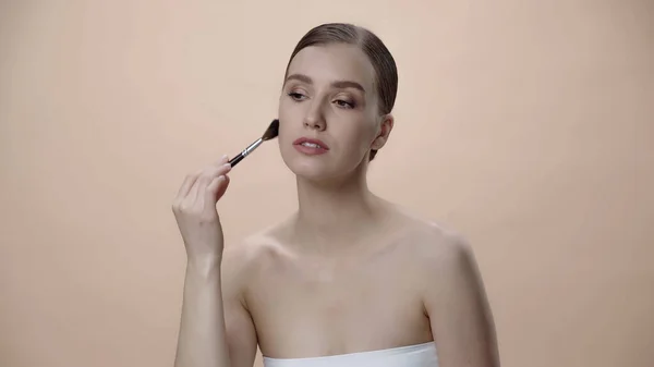 Woman Bare Shoulders Applying Face Powder While Holding Cosmetic Brush — Stockfoto