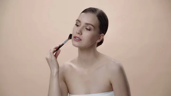 Pretty Young Woman Bare Shoulders Applying Face Powder While Holding — стоковое фото