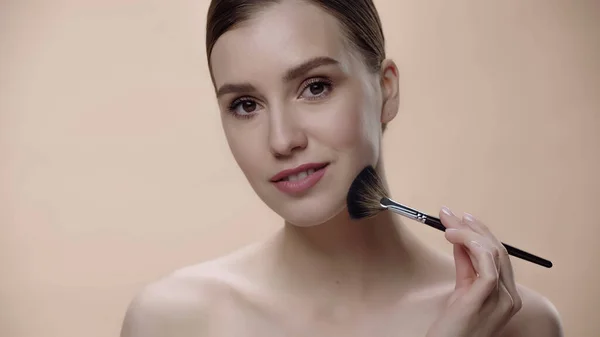 Joyful Woman Bare Shoulders Applying Face Powder While Holding Cosmetic — Stockfoto
