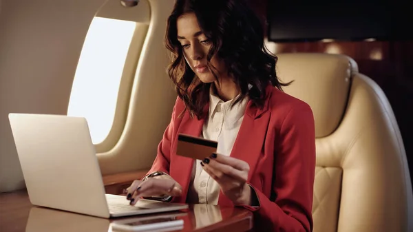 Businesswoman Holding Credit Card Using Laptop Cellphone Private Jet — Foto de Stock