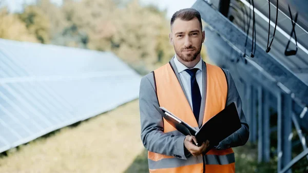 Hombre Negocios Chaleco Seguridad Carpeta Sujeción Traje Cerca Paneles Solares — Foto de Stock