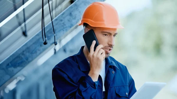 Ingeniero Hablando Teléfono Inteligente Mientras Sostiene Tableta Digital — Foto de Stock