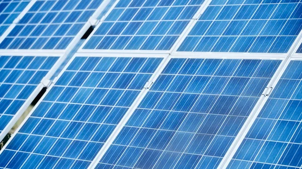 Blaue Konstruktion Von Solarbatterien Draußen — Stockfoto