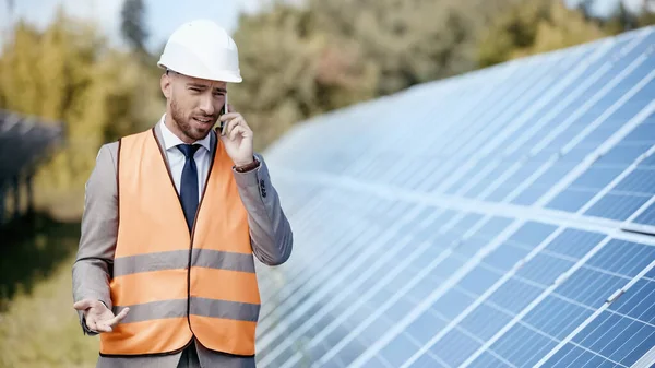 Uomo Affari Scontento Parlando Smartphone Vicino Batterie Solari — Foto Stock