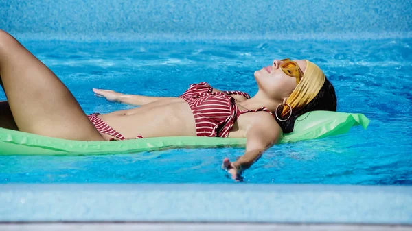 Young Woman Sunglasses Swimming Inflatable Mattress Swimming Pool — Photo