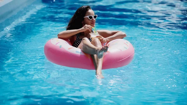 Happy Woman Stylish Sunglasses Holding Glass Cocktail Swimming Inflatable Ring — Foto Stock