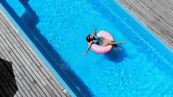 Top View Barefoot Woman Smiling Swimming Swim Ring Pool — Stockfoto