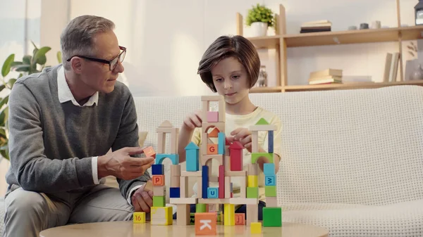 Abuelo Mediana Edad Gafas Mirando Nieto Jugando Bloques Construcción —  Fotos de Stock