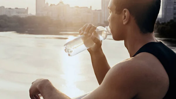 Joven Racial Hombre Beber Agua Sobre Río Amanecer — Foto de Stock
