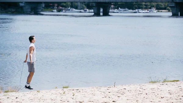 Πλαϊνή Άποψη Του Νεαρού Αθλητή Άλμα Σχοινάκι Στην Άμμο Κοντά — Φωτογραφία Αρχείου