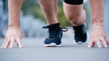 Sporcunun başlangıç pozisyonundan açık hava görüntüsü