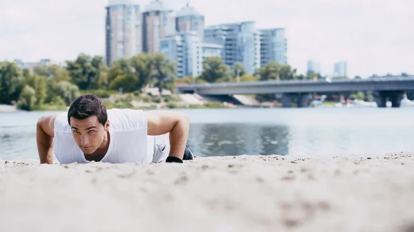 Young Sportsman Doing Push Ups Sand River City — Stock Photo, Image