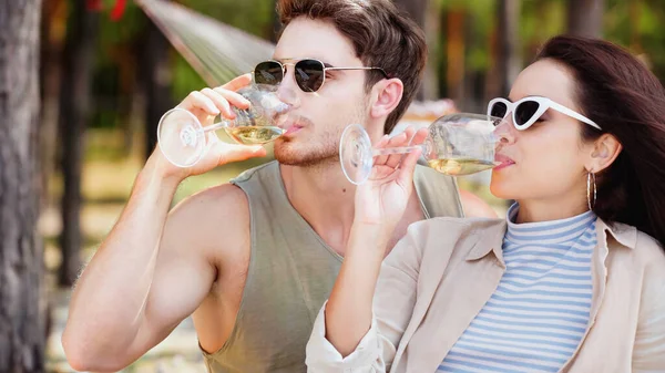 Giovane Coppia Occhiali Sole Bere Vino Sulla Spiaggia — Foto Stock