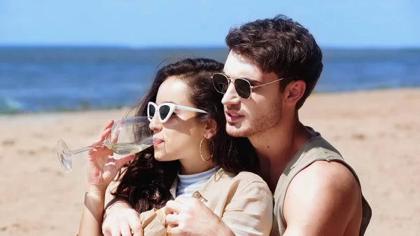 Jovem Mulher Óculos Sol Bebendo Vinho Enquanto Namorado Segurando Baguete — Fotografia de Stock