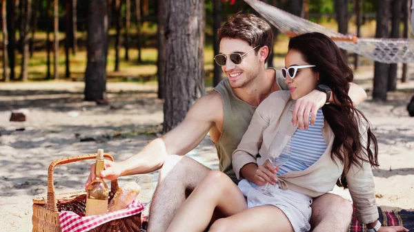 Uomo Sorridente Abbracciare Ragazza Occhiali Sole Prendere Una Bottiglia Vino — Foto Stock