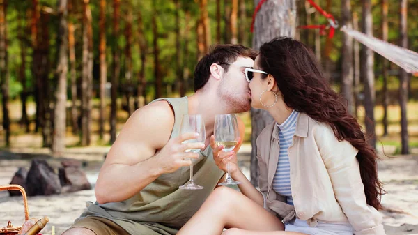 Casal Óculos Sol Segurando Vinho Beijando Praia — Fotografia de Stock