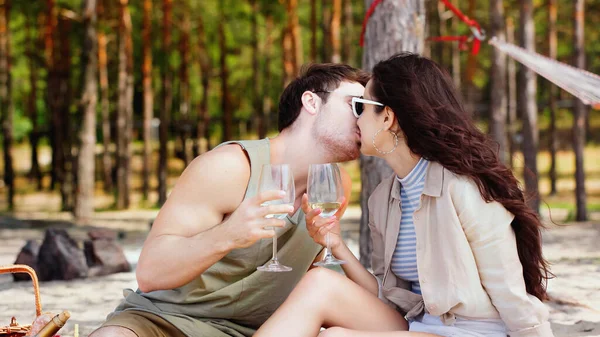 Coppia Occhiali Sole Possesso Vino Baci Sulla Spiaggia — Foto Stock