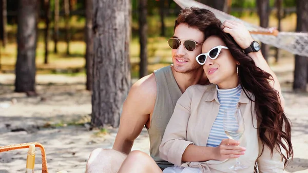 Uomo Sorridente Occhiali Sole Toccare Ragazza Con Vino Sulla Spiaggia — Foto Stock