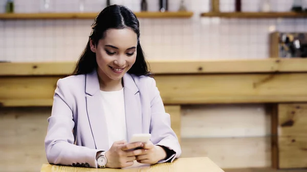 Smiling Asian Businesswoman Suit Using Smartphone Cafe — Stock Photo, Image
