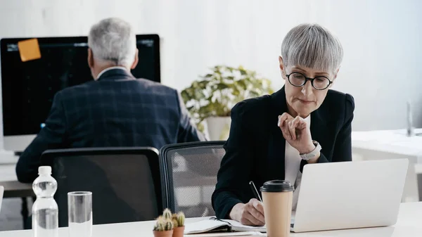 Medelålders Affärskvinna Skriva Bärbar Dator Och Drycker Kontoret — Stockfoto