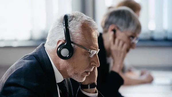 Vista Lateral Empresário Meia Idade Fone Ouvido Trabalhando Escritório — Fotografia de Stock