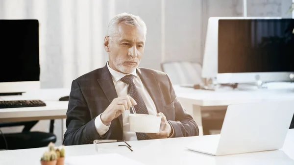 Middle Aged Businessman Holding Takeaway Lunch Laptop Eyeglasses Office — Stock Photo, Image