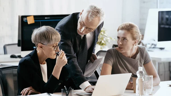 Gammal Affärsman Som Har Kontrakt Nära Kollegor Och Bärbar Dator — Stockfoto