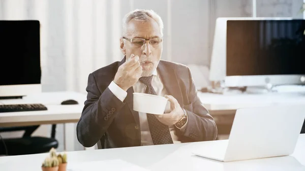 Uomo Affari Abbigliamento Formale Mangiare Pasto Asporto Vicino Computer Portatile — Foto Stock