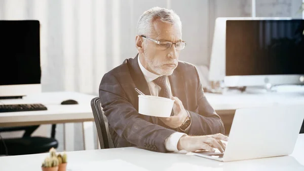 Geschäftsmann Hält Imbisscontainer Und Arbeitet Büro Laptop — Stockfoto