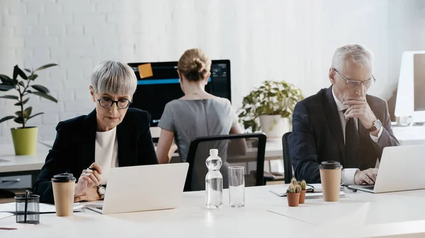 Mogna Affärsmän Som Använder Bärbara Datorer Nära Drycker Kontoret — Stockfoto