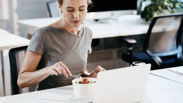 Businesswoman Sitting Takeaway Salad Laptop Office — Stock Photo, Image