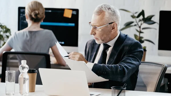 Geschäftsmann Hält Dokumente Und Stift Der Nähe Von Laptop Büro — Stockfoto