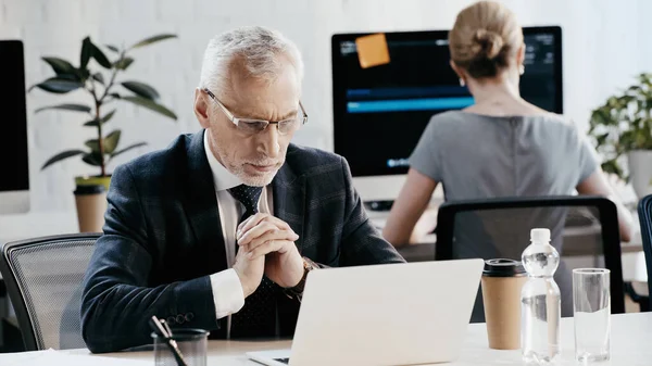 Affärsman Glasögon Tittar Laptop Nära Drycker Kontoret — Stockfoto