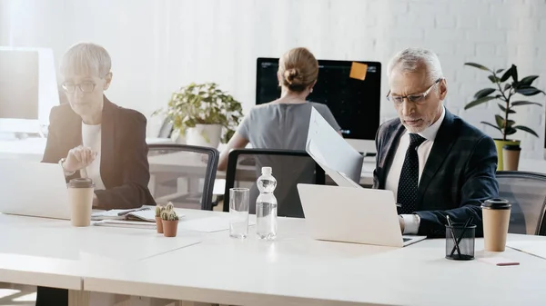 Reifer Geschäftsmann Arbeitet Büro Mit Dokumenten Und Laptop — Stockfoto