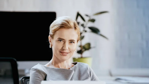 Mujer Negocios Sonriente Mirando Cámara Oficina — Foto de Stock