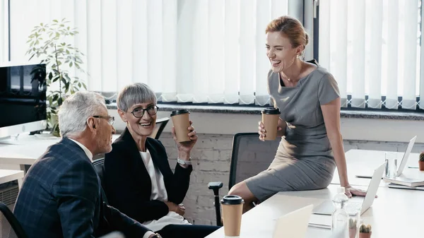 Щасливі Ділові Люди Тримають Паперові Чашки Під Час Розмови Офісі — стокове фото
