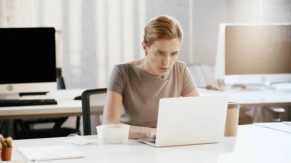 Empresária Usando Laptop Perto Tomar Café Recipiente Escritório — Fotografia de Stock