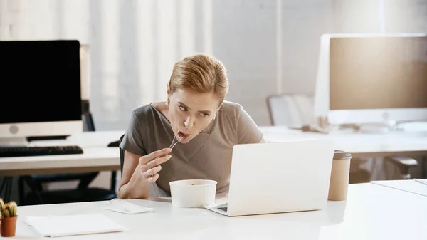 Επιχειρηματίας Τρώει Φρέσκια Σαλάτα Κοντά Στο Laptop Και Χαρτιά Στο — Φωτογραφία Αρχείου