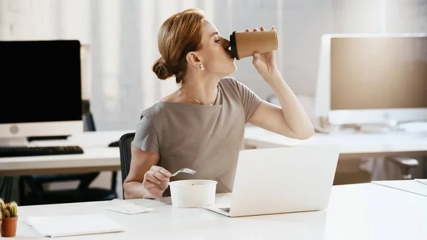 Side View Businesswoman Drinking Coffee Fresh Salad Laptop Office — Stock Photo, Image