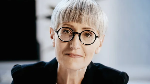 Porträtt Mogna Affärskvinna Glasögon Tittar Kameran Kontoret — Stockfoto