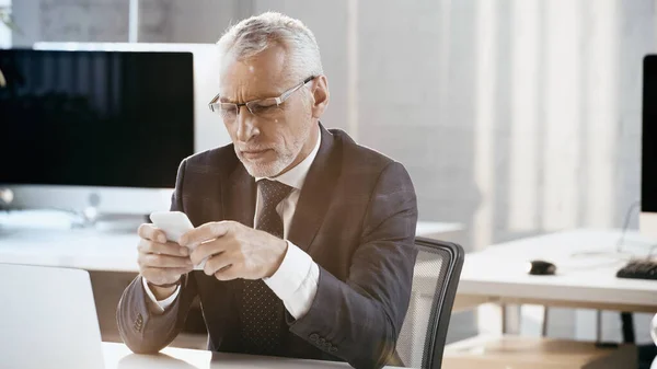 Mature Businessman Eyeglasses Using Mobile Phone Laptop Office — Stock Photo, Image